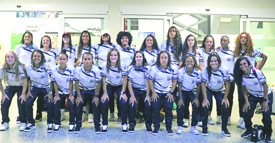 Elenco do Operário  no aeroporto de Campo Grande antes da viagem ao Acre - Foto: Roberta Martins