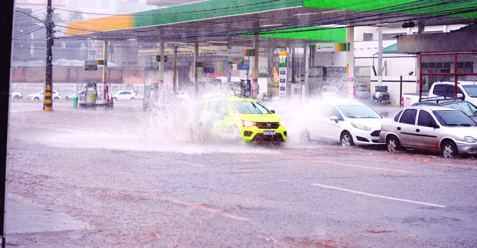 Cenário comum em
Campo Grande: ruas
ficam alagadas a cada
nova chuva registrada - Foto: Arquivo-O Estado