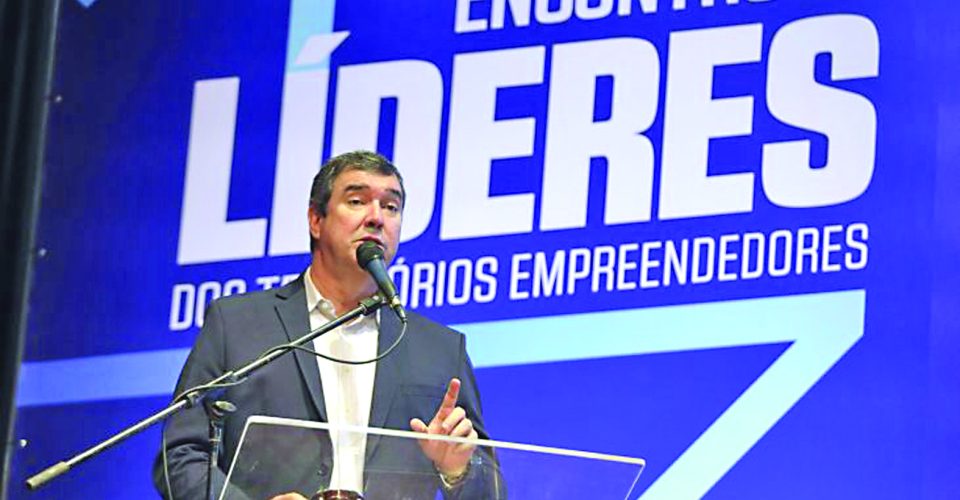 Governador Eduardo Riedel traçou comentários ao ser questionado durante evento de Encontro de Líderes - Foto: Saul Schramm/Secom-MS