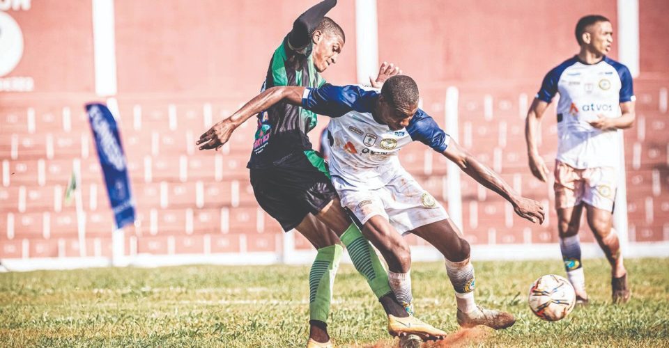 Jogador do Crec em lance de jogo com o Náutico, nas Moreninhas - Foto: Costa Rica Esporte Clube