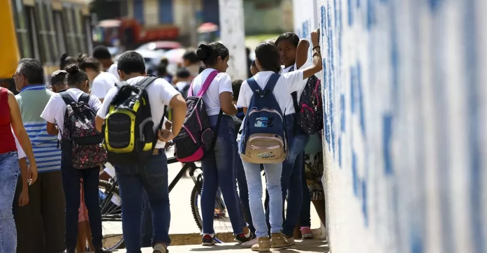 Os estudantes poderão sacar parte do dinheiro durante o ano, mas outra parte só poderá ser utilizada depois da conclusão desta etapa do ensino. - Foto: Marcelo Camargo/ Agência Brasil