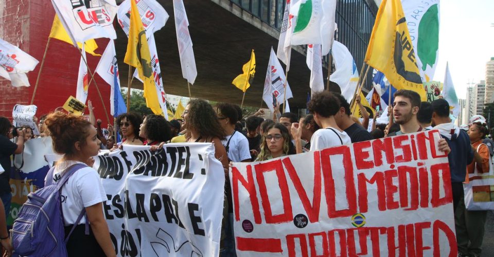 Ato pela Revogação do Novo Ensino Médio. Medida traz de volta todas as disciplinas obrigatórias.|Foto: Rovena Rosa/Agência Brasil