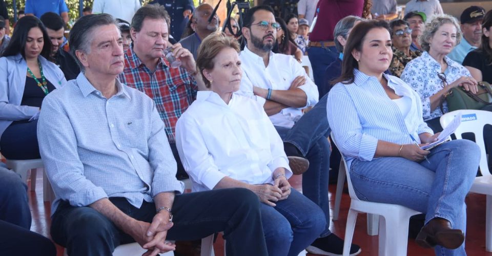 Prefeita Adriane Lopes com autoridades participam do evento em Rochedinho voltado ao Agro Social - Foto – Elias Campos/PMCG