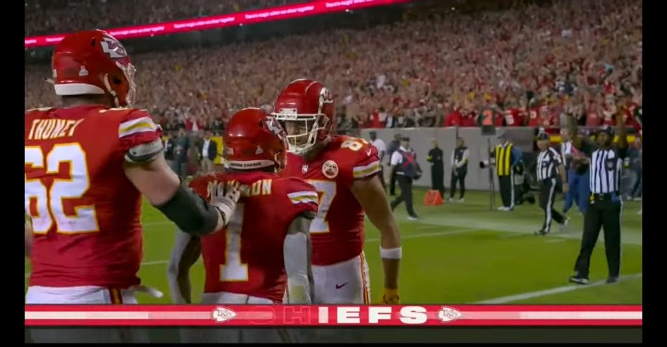 Travis Kelce em noite memórável comemora um dos touwdown contra o Las Vegas Raiders. Imagem: Reprodução Espn