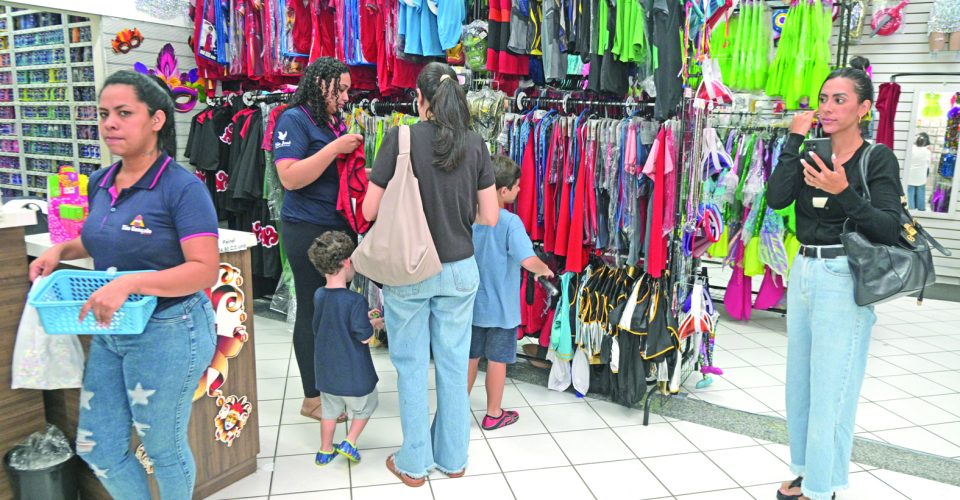 Os foliões estão
em busca de glitter,
pedrarias, acessórios
e fantasias prontas  - Foto: Nilson Figueiredo