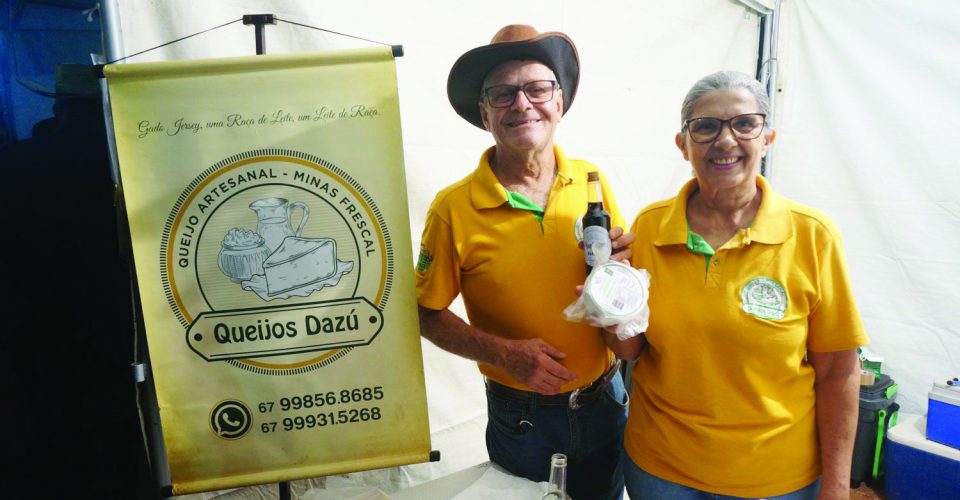 Produtor José Alceu
expondo queijo
artesanal vendido por
ele durante a festa ( Foto: Divulgação)