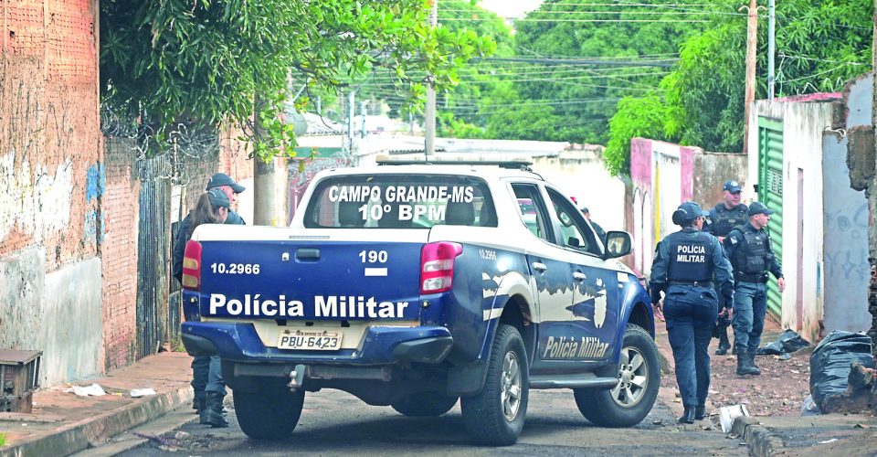 Policiais no bairro Nhanha durante uma operação realizada no mês de abril deste ano - Foto: Nilson Figueiredo