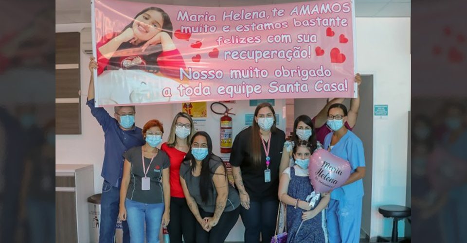 A menina foi recebida com apresentação música ao vivo, além de cartazes, balões e a presença de familiares
Foto: Ascom Santa Casa