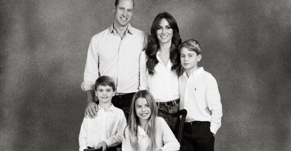 Príncipe William e Kate Middleton pousaram em família.|Foto: Josh Shinner – Reprodução/Redes Sociais