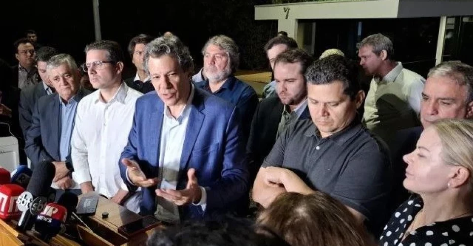 Motta, Haddad, Alcolumbre, Gleisi e outras autoridades: coletiva de imprensa após reunião que definiu recuo na alta do IOF - Foto: reprodução/Paola Cuenca/SBT