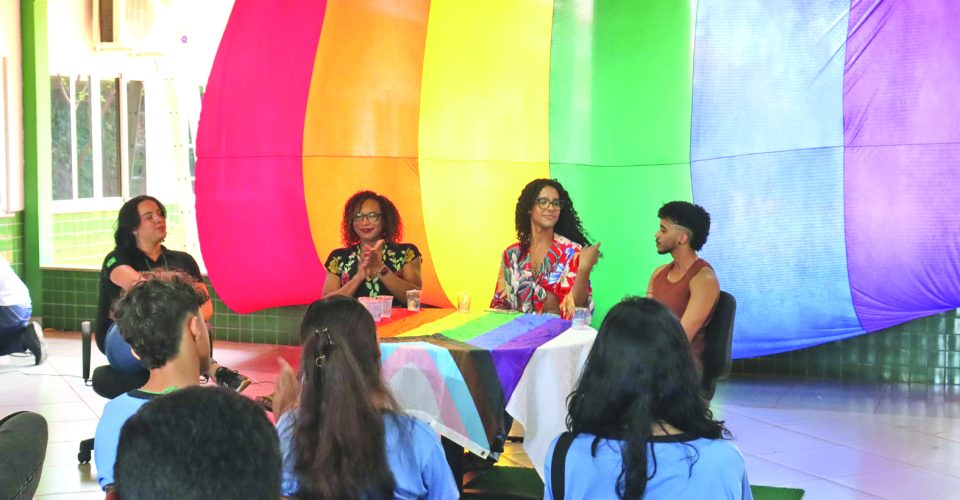 Aurora Cecília (de
camisa escura) em roda
de conversa, uma das
atividades do encontro - Foto: Reprodução