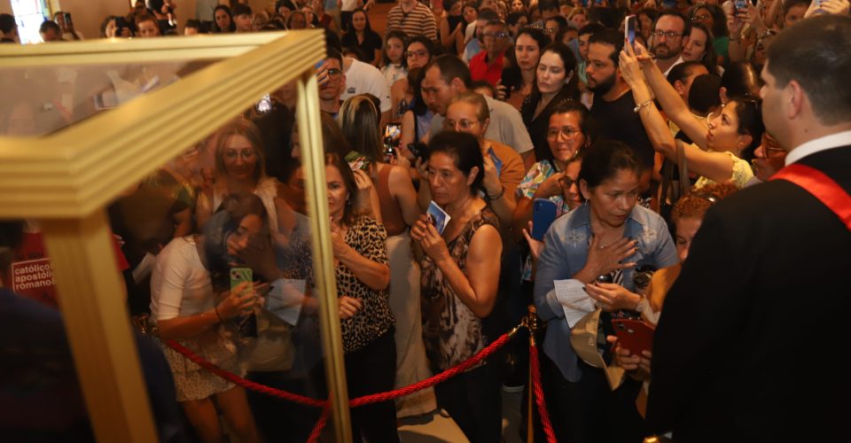 Fiéis em busca da melhor visão à relíquia de São Carlo Acutis - Foto: Reginaldo Araújo