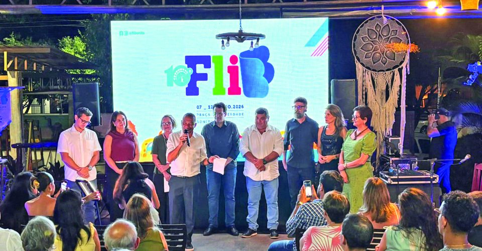O idealizador da FLIB,
Carlos Porto (com
o microfone), no
lançamento oficial - Fotos: LancBonito/Divulgação