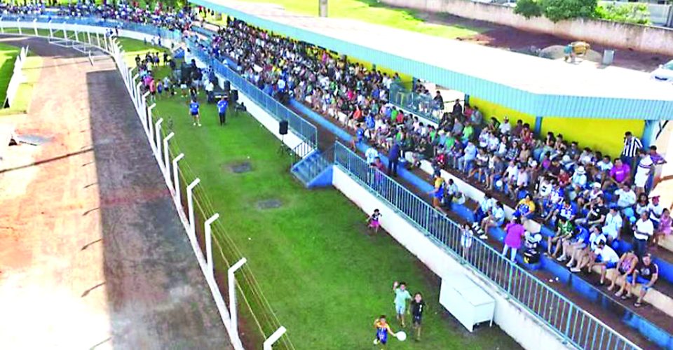 Imagem de estádio de Ivinhema, em que mil torcedores é ‘casa cheia’ - Foto: Ivinhema FC