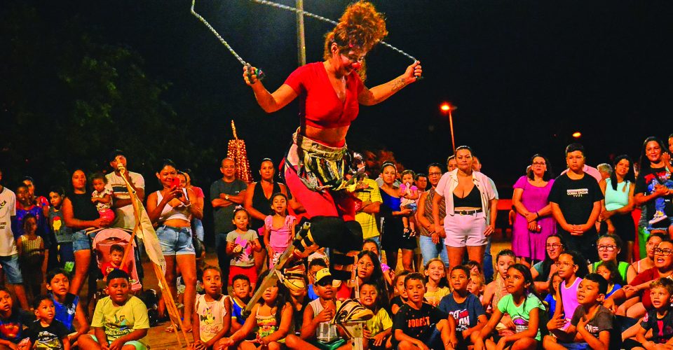 Encantamento
Espetáculos e oficinas
andam juntos no evento
que encanta e trabalha
com a arte de fazer rir (Foto: Arquivo Pessoal)