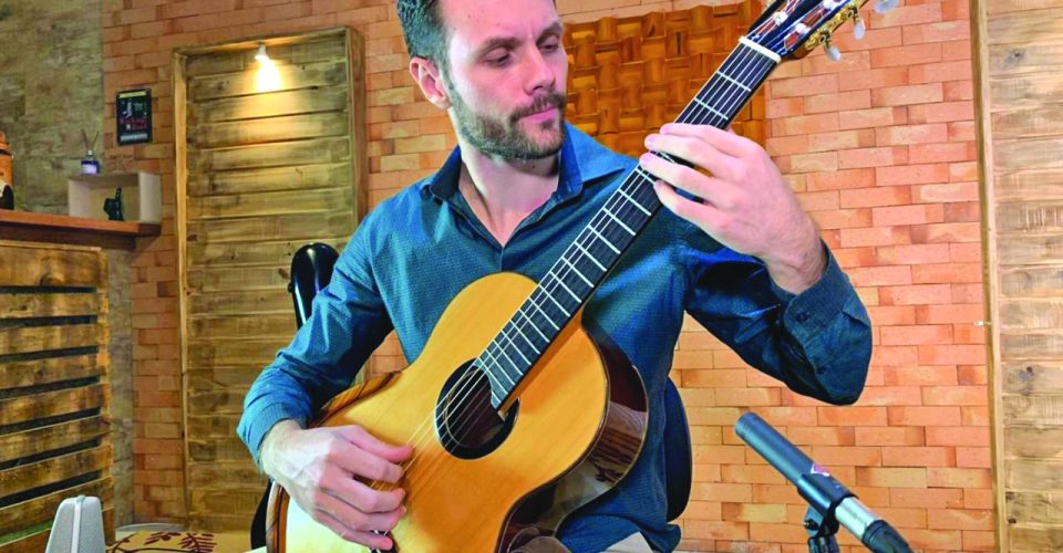 O violonista e pesquisador Evandro Dotto retorna às origens do violão - Foto: Estudio Ksa/Divulgação