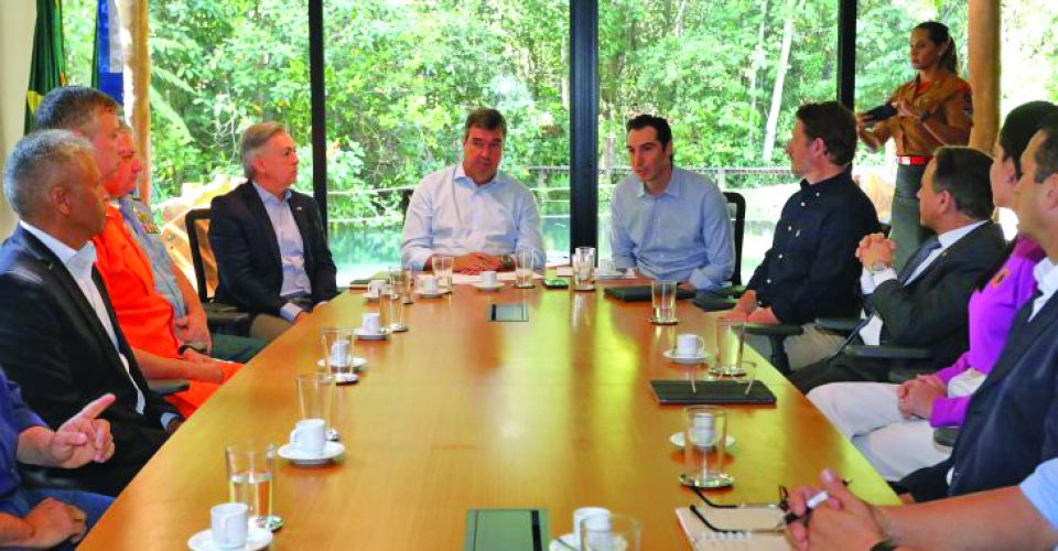 Reunião para
deliberação de medidas
aconteceu ontem com o
governador Riedel (Foto: Saul Schramm )