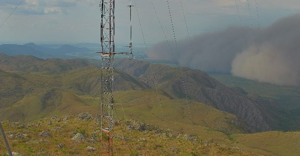 Nuvem de fumaça está instalada a quase 1 mil metros de altitude.|Foto: Divulgação/IHP