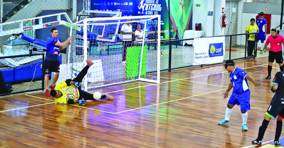 Lance entre Adef e Ismac, ontem, no Ginásio Poliesportivo Vera Cruz, em Brasília - Foto: Raquel Tavares/CBD