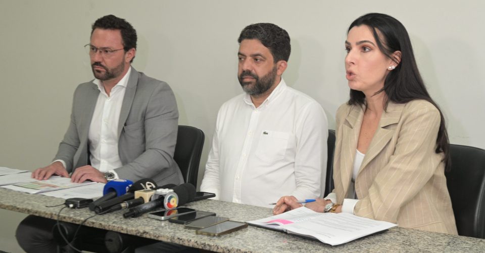 Da esquerda pra direita: Otávio Figueiró, diretor executivo da AGEREG, Ulysses Rocha, chefe de gabinete da  prefeitura, Cecília Saad Cruz Rizkallah, procuradora Geraldo município - Foto: Nilson Figueiredo