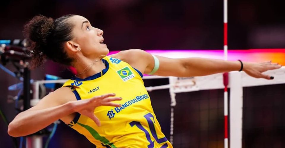 Gabi Guimarães atacando a bola em jogo com a Seleção Brasileira - Foto: Instagram @gabiguimaraes10