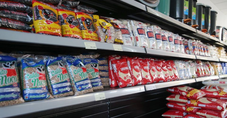 supermercado prateleira alimento arroz feijao produto mercado