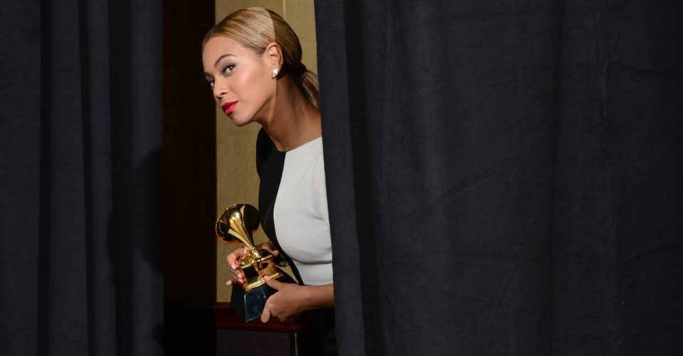 Foto: Beyonce é a artista com maior número de Grammys conquistados no planeta, somando 32 megafones no total/Robyn Beck/AFP/Getty Images)