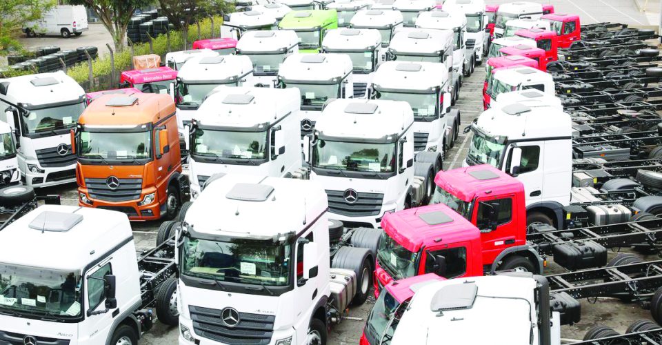 CaminhÃµes no pÃ¡tio da Mercedes-Benz do Brasil em SÃo Bernardo do Campo - Foto: Ravena Rosa