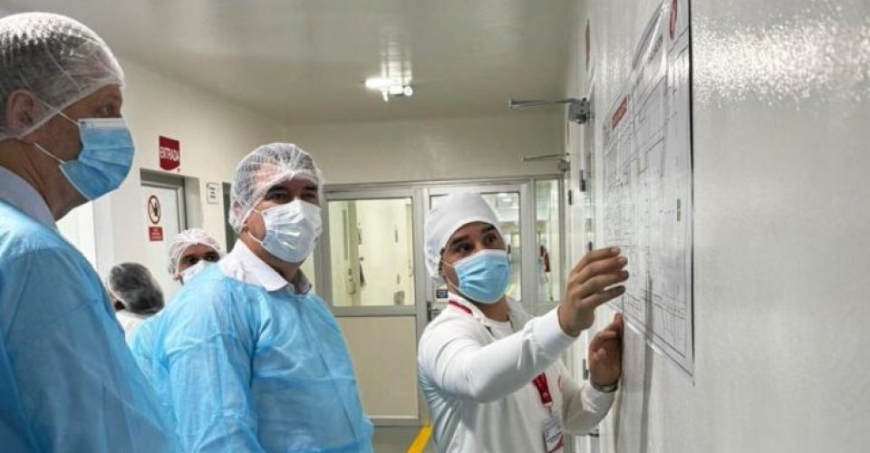 Governador Eduardo Riedel visitou IFA, empresa de medicamentos boliviana - Foto: divulgação