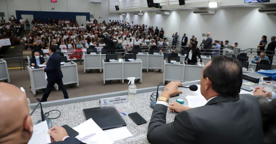 Presidente da Casa, vereador Carlão ouve lideranças 
Foto: Divulgação Câmara