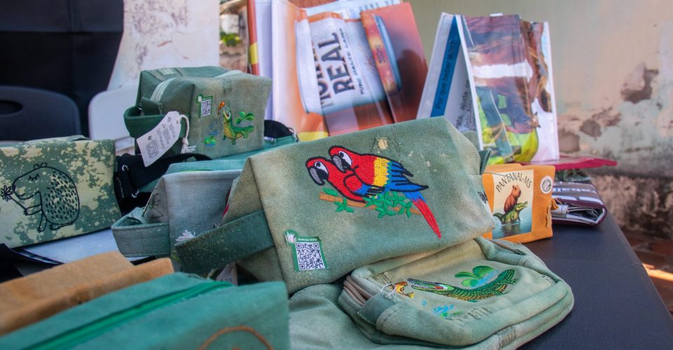 Frutos do trabalho de upcycling de artesã em Campo Grande - MS. Foto: Cayo Cruz