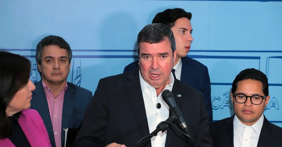 Governador Eduardo Riedel confirmou a queda na arrecadação e cortes no orçamento - Foto: Izaias Medeiros/CMCG