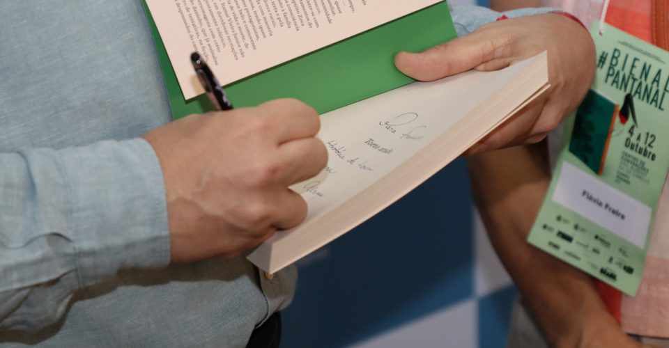 Fila para autográfos e fotos com o autor começou por volta das 20h10 e acabou às 23h - Foto: Roger Medeiros