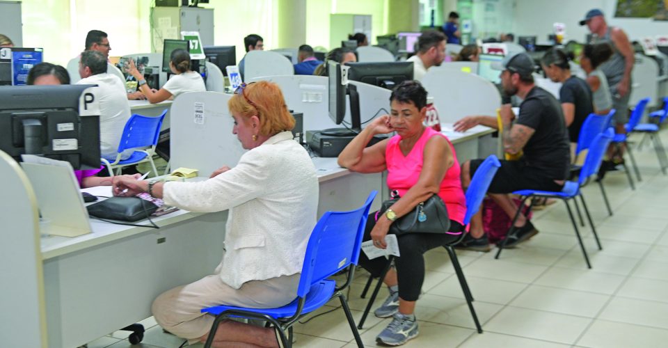 Na manhã desta segunda (9), muitos buscavam por orientação  - Foto: Nilson Figueiredo