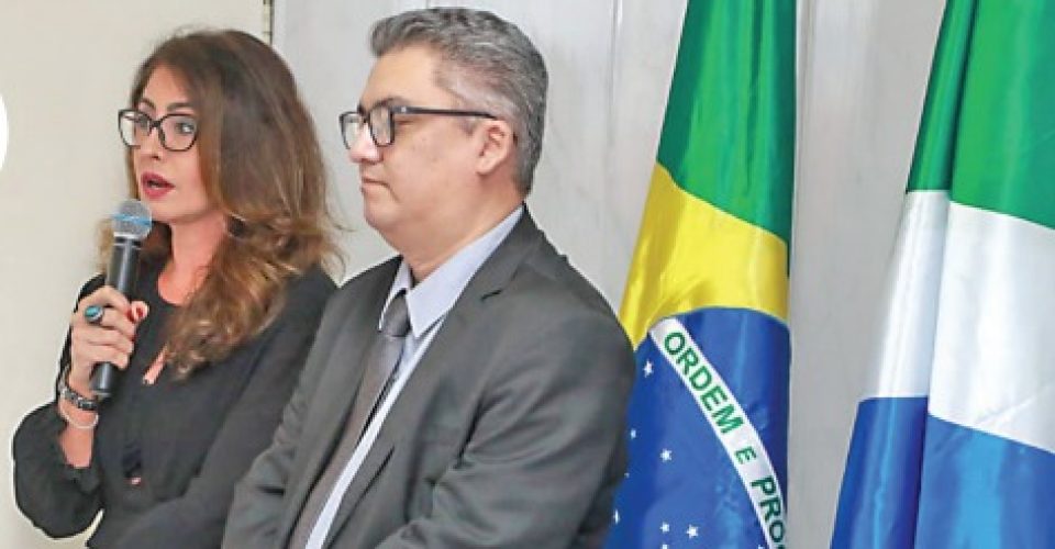 Corregedores da PGE/MS, Fabíola Marquetti Sanches
Rahim e Dênis Cleiber Miyashiro, empossados
na sexta-feira

Foto: Gerson Walber/PGE