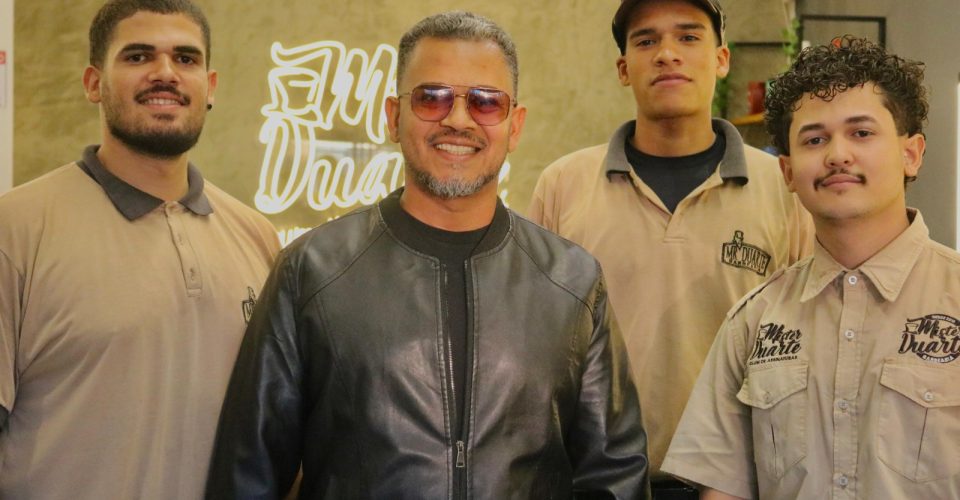 Na barbearia, Fernando atua ao lados de dois filhos e mais um de consideração - 
Foto: Roberta Martins