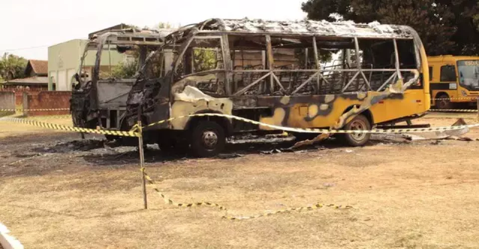 Incêndio em ônibus escolar em Juti - Foto: reprodução