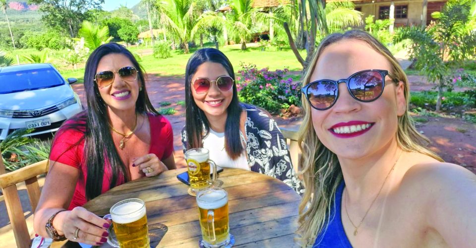Anatácio -
Ingrid Cavalcante
com amigas em
bar da cidade - Foto: Arquivo pessoal das entrevistadas