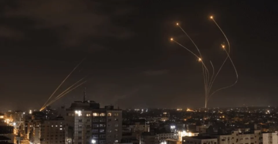 Irã lança mísseis contra Israel horas após suposto cessar-fogo anunciado por Trump - Foto: reprodução/AP Photo