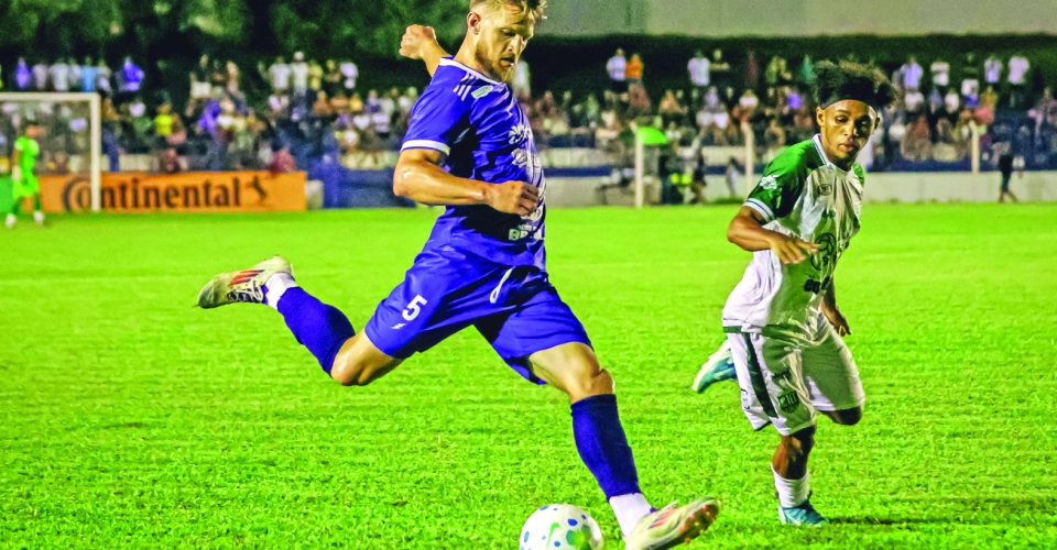 Fogliato, de azul, fez o
gol da classificação do
Ivinhema na Copa do Brasil - Foto: Divulgação/Rodrigo Moreira/@rmp.fotografia