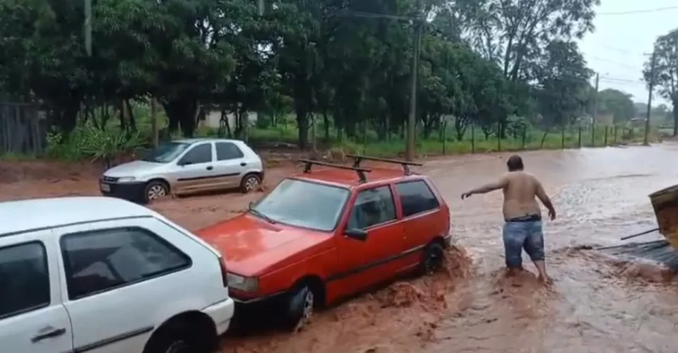 Ruas do jardim Noroeste ficaram alagadas após a chuva da manhã desta sexta-feira - Foto: reprodução/redes sociais