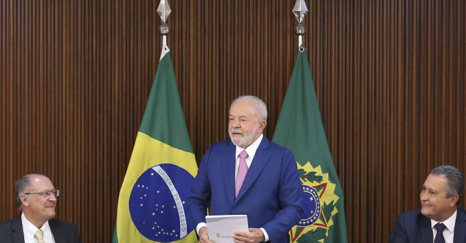 O vice-presidente, Geraldo Alckmin, o presidente Luiz Inácio Lula da Silva, e o  ministro da Casa Civil, Rui Costa, participam da primeira reunião ministerial, no Palácio do Planalto