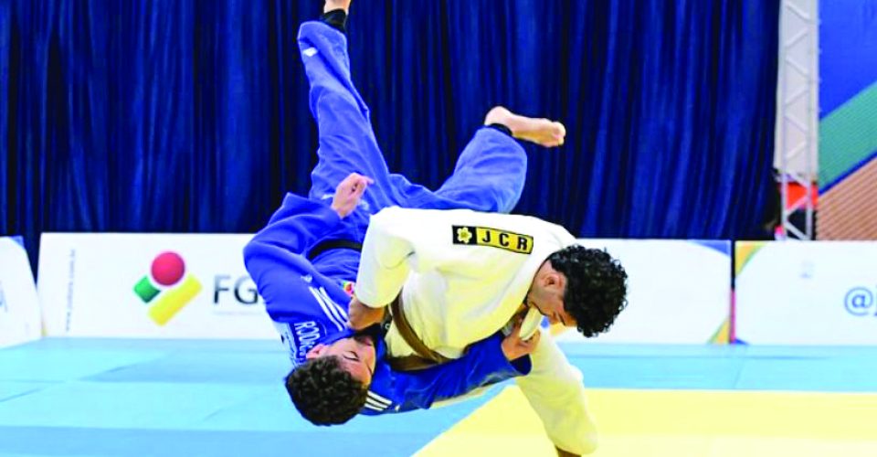 Elias Neto, de branco, aplica um ippon em Arthur dos Santos (RJ), no Brasileiro Sub-18 - Foto: Divulgação
