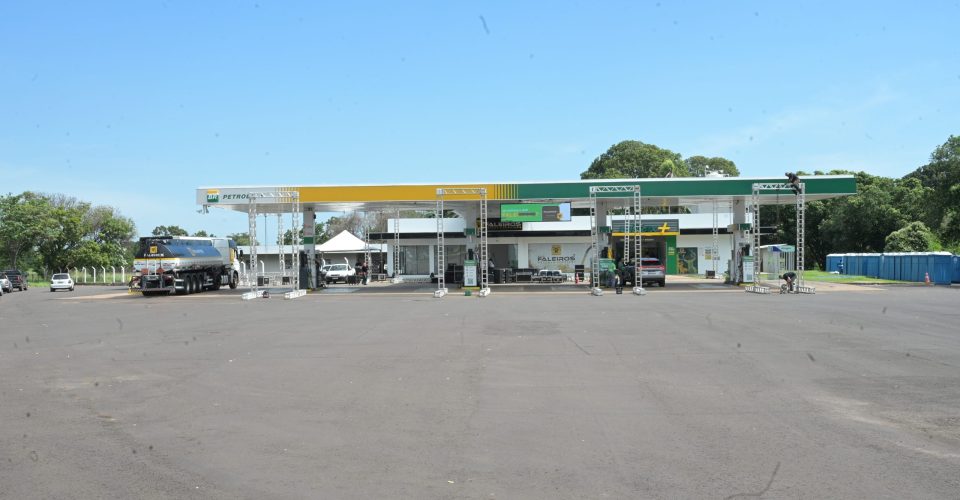 Equipamento de som chegou pela manhã e estrutura já está sendo montada pela produção do evento - (C): Nilson Figueiredo