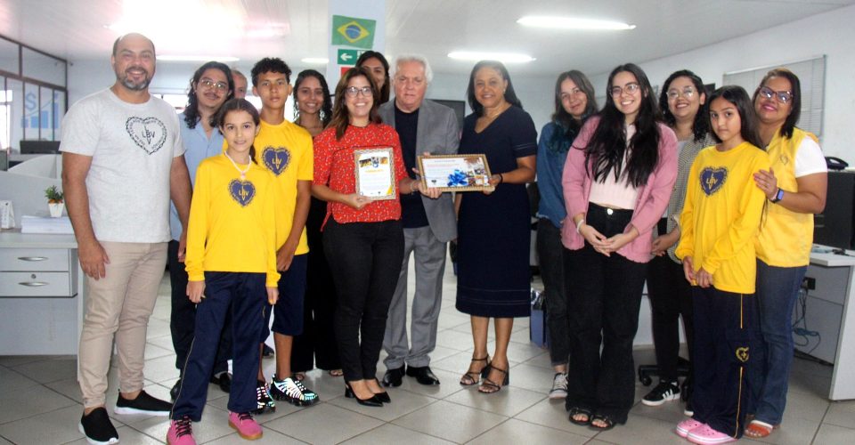 Homenagem entregue ao diretor do jornal, Jaime Valler, Nidia Oliveira dos Santos, diretora comercial, e a editora-chefe, Rafaela Alves, representando todos os jornalistas da redação - Foto: Cayo Cruz
