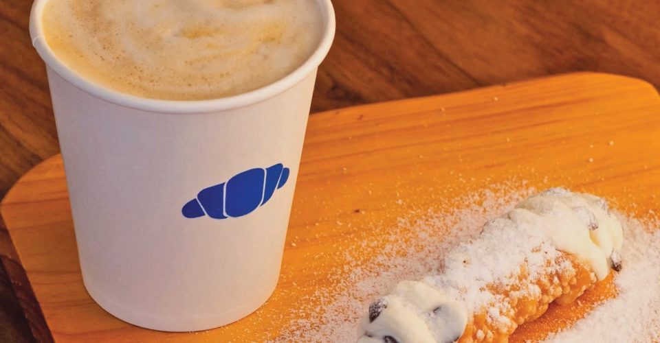 MENU DE Steffen Spastry - White Mocca cremosão que leva espresso, creme de chocolate branco e leite vaporizado com Canolli Tradicional Foto: Henrique Arakaki