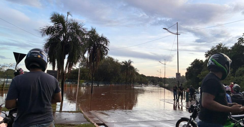 Na região da UFMS, Lago do Amor transbordou após chuva - Foto: Rafaela Alves