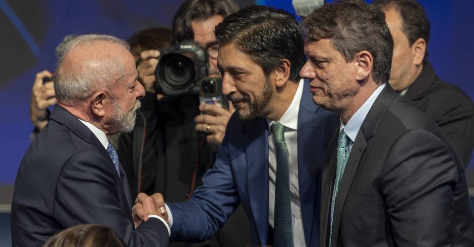 Presidente Lula (PT), o prefeito de São Paulo, Ricardo Nunes (MDB) e o governador do estado Tarcísio de Freitas (Republicanos), em evento de lançamento do canal SBT News, em Osasco - Foto: Danilo Verpa/Folhapress