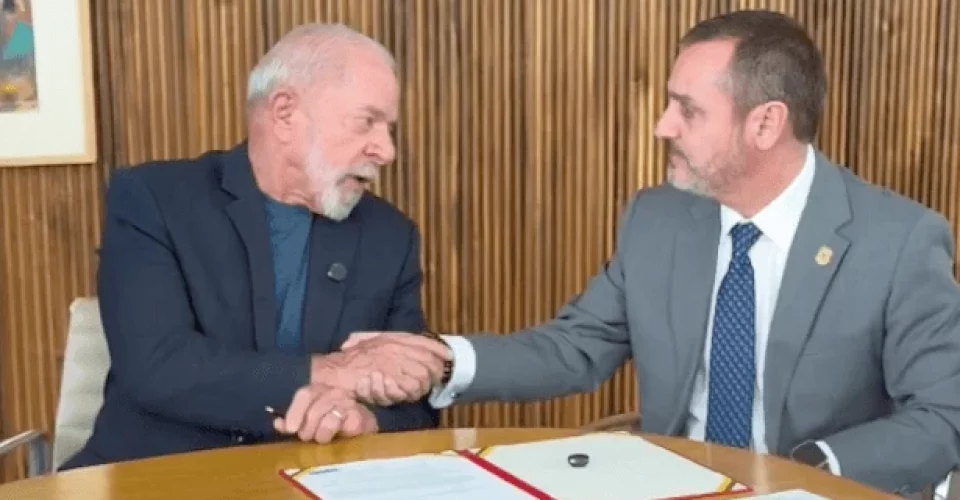 Lula cumprimenta Andrei Rodrigues, chefe da PF - Foto: reprodução/redes sociais