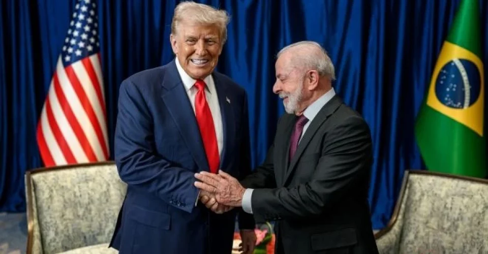 Donald Trump (à esquerda) e Lula (à direita) durante encontro em outubro de 2025 - Foto:  Daniel Torok/Official White House Photo